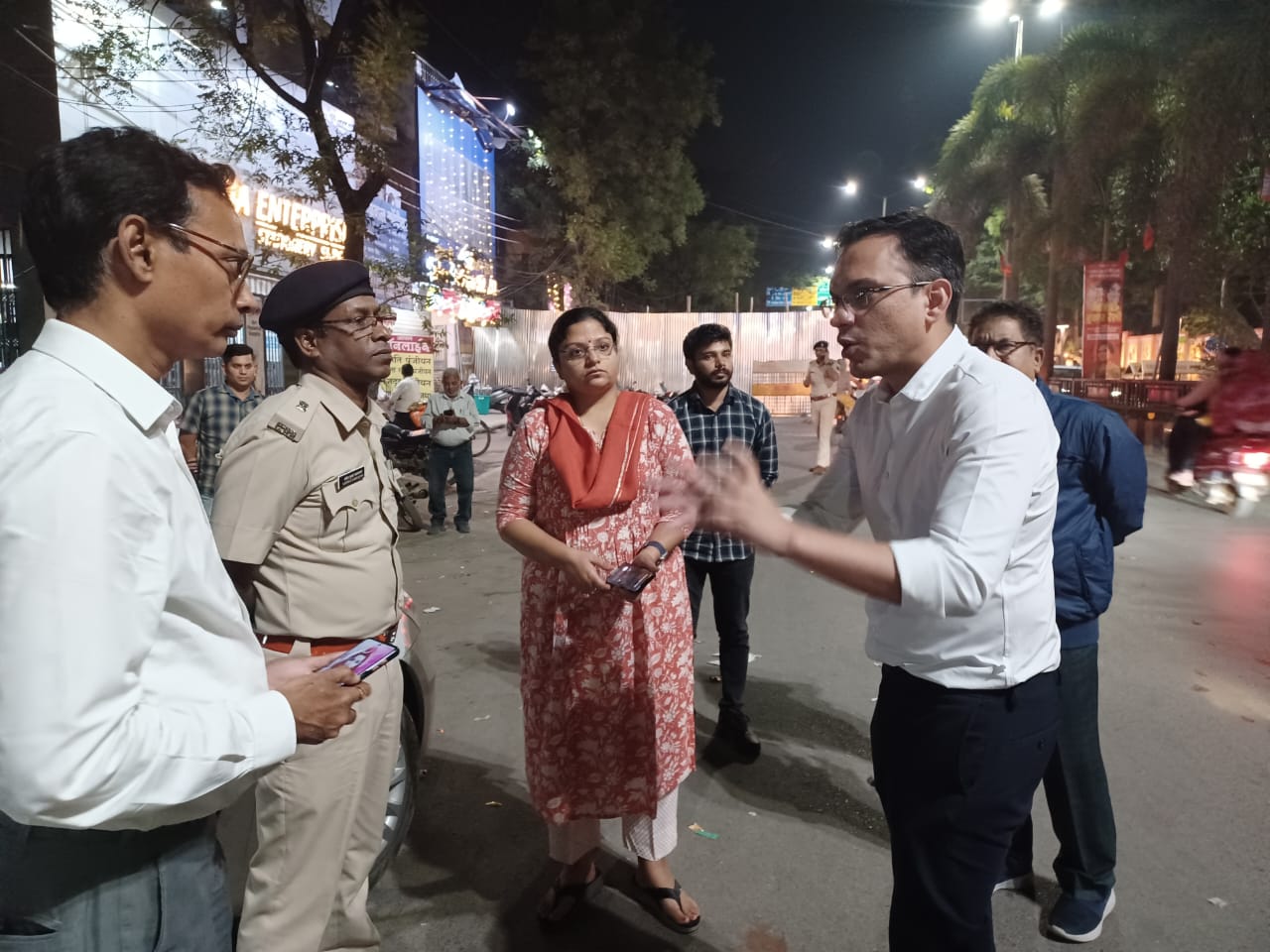 कलेक्टर सौरभ कुमार एसएसपी पारुल माथुर 9 बजे रात्रि में कल होने वाली महतारी हुंकार रैली की बेरिकेटिंग व अन्य ब्यवस्थाओ का निरीक्षण किया