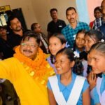 संसदीय सचिव यू. डी. मिंज ने किया स्कूलों में छात्राओं को सायकल वितरण