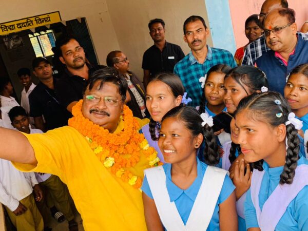संसदीय सचिव यू. डी. मिंज ने किया स्कूलों में छात्राओं को सायकल वितरण