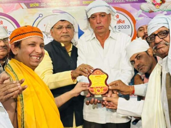 संत लाल साई जी ने अकादमी के अध्यक्ष राम गीडलानी व उपाध्यक्ष नानक रेलवानी का किया सम्मान