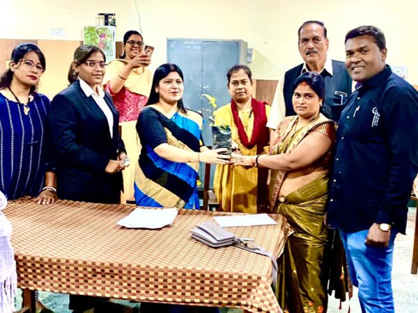 न्यायाधिकारी ने प्रार्थिया को किया सीताफल का पौधा भेट ,गुस्से में आए थे, राजीनामा के बाद मुस्कुराते हुए गए, राष्ट्रीय लोक अदालत में हुआ सुलह, प्रकरण समाप्त