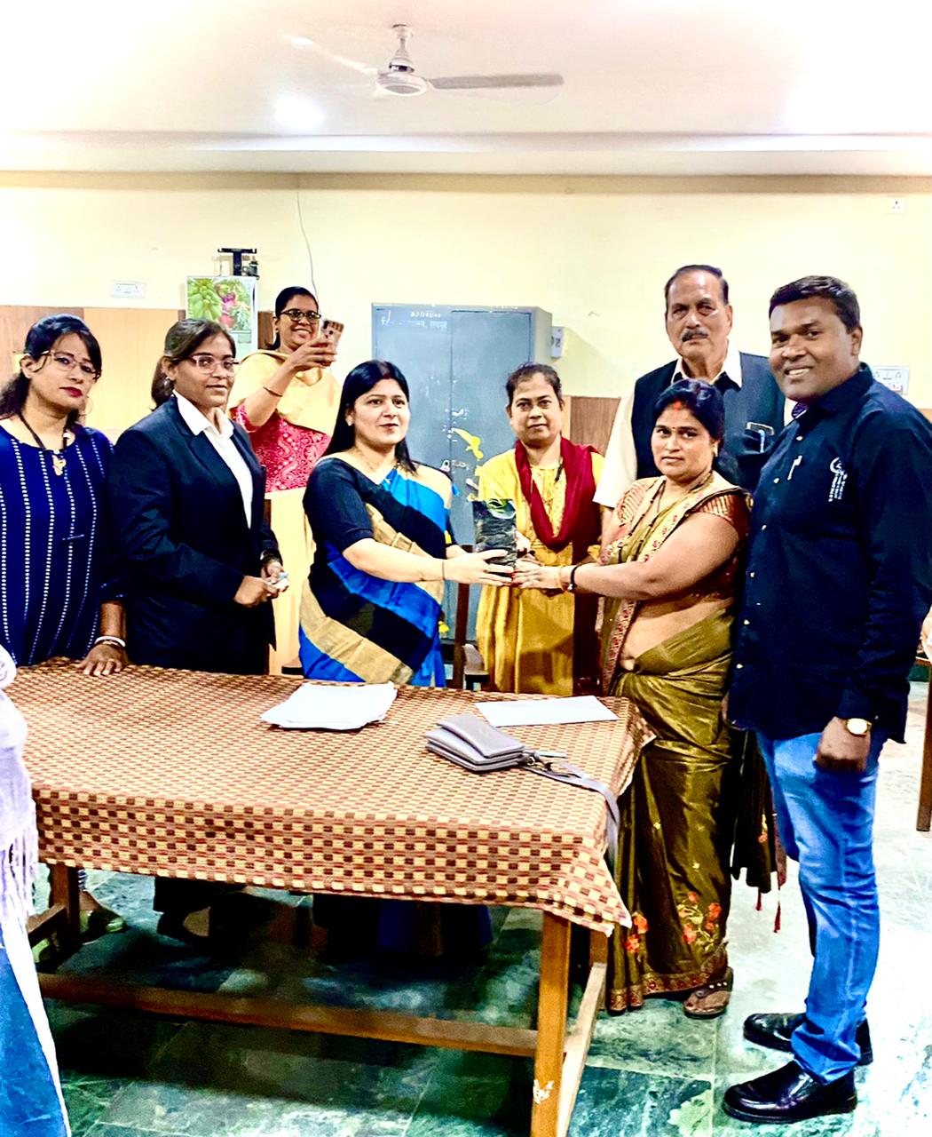 न्यायाधिकारी ने प्रार्थिया को किया सीताफल का पौधा भेट ,गुस्से में आए थे, राजीनामा के बाद मुस्कुराते हुए गए, राष्ट्रीय लोक अदालत में हुआ सुलह, प्रकरण समाप्त