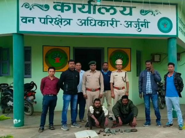वन्यप्राणियों का शिकार करने विद्युत तार बिछाते 2 आरोपियों को वन कर्मियों ने किया गिरफ्तार