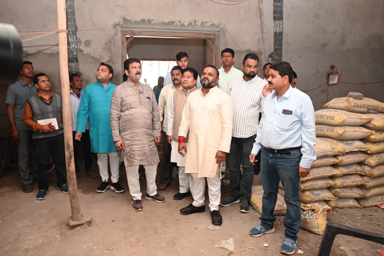 निर्माणधीन कांग्रेस भवन का कांग्रेसियों ने किया अवलोकन सुशील सन्नी अग्रवाल ,विधायक प्रकाश नायक महापौर जानकी काटजू ने निरीक्षण किया