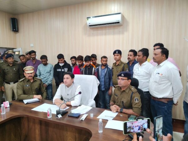 रायगढ़ पुलिस को साइबर ठगी में मिली अब तक की सबसे बड़ी सफलता, कोलकाता के अवैध कॉल सेंटर में पर अंतर्राज्यीय गैंग के 22 शातिर साइबर ठग गिरफ्तार…..