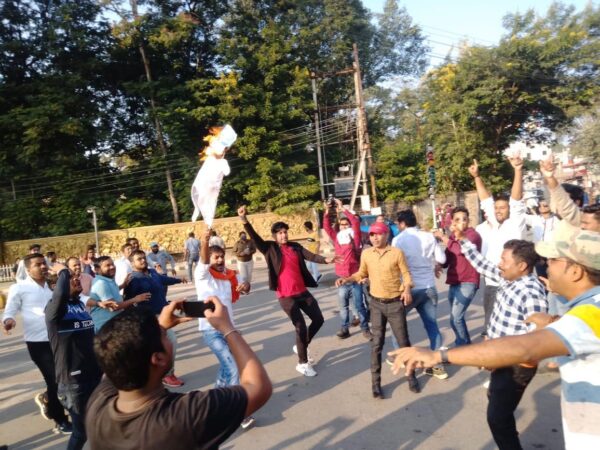 भाजयुमो कार्यकर्ता  ब्रहमानंद नेताम के विरूद्ध कांग्रेस द्वारा अर्नगल दुष्प्रचार के विरूद्ध  मुख्यमंत्री भूपेश बघेल का पुतला फूका