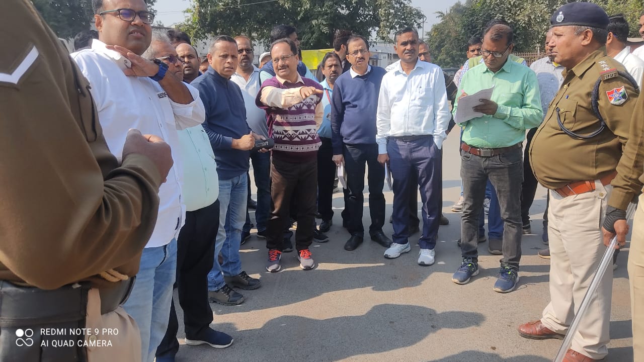 डीआरएम  पांडेय के रायगढ दौरे ने अधिकारियों की नींद उड़ाई  पार्किंग देख अधिकारियों को फटकार लगाई ,जल्द सुधारने के निर्देश दिए