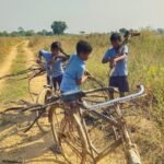 वायरलेस न्यूज़ की खबर के बाद बड़ा एक्शन, स्कूल अवधि में बच्चों से लकड़ी ढुलाई को शिक्षा विभाग ने माना गंभीर लापरवाही, प्रभारी प्रधान पाठक को किया गया निलंबित