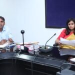 सड़क निर्माण के हर हफ्ते का टारगेट पूरा करते चलें-कलेक्टर श्रीमती रानू साहू<br>काम नहीं करने वाले ठेकेदारों को ब्लैकलिस्ट करने के दिए निर्देश