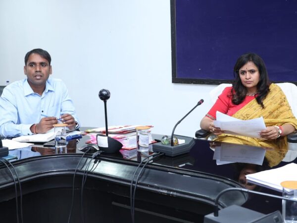 सड़क निर्माण के हर हफ्ते का टारगेट पूरा करते चलें-कलेक्टर श्रीमती रानू साहूकाम नहीं करने वाले ठेकेदारों को ब्लैकलिस्ट करने के दिए निर्देश
