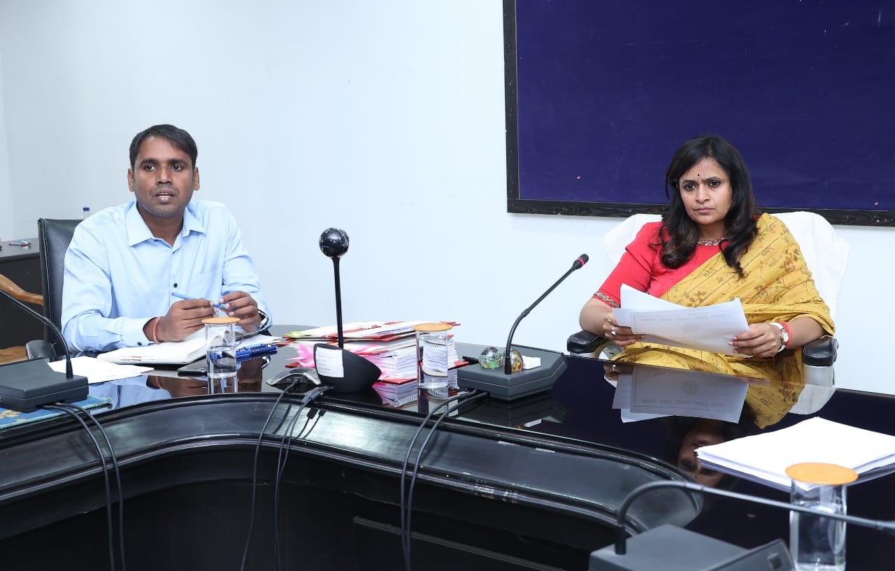 सड़क निर्माण के हर हफ्ते का टारगेट पूरा करते चलें-कलेक्टर श्रीमती रानू साहूकाम नहीं करने वाले ठेकेदारों को ब्लैकलिस्ट करने के दिए निर्देश