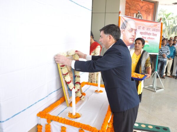 भारतरत्न बाबा साहब डॉ. भीमराव अम्बेडकर के महापरिनिर्वाण दिवस पर द.पू.म.रेलवे ने श्रद्धा सुमन अर्पित किये