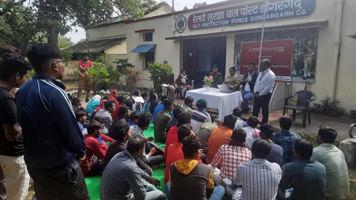 बेरोजगार युवक युवतियों के लिए रेल सुरक्षा बल डोंगरगढ़ की सराहनीय पहल………. आईसीआईसीआई फाउंडेशन के साथ कोर्स और नौकरी की दी जानकारी