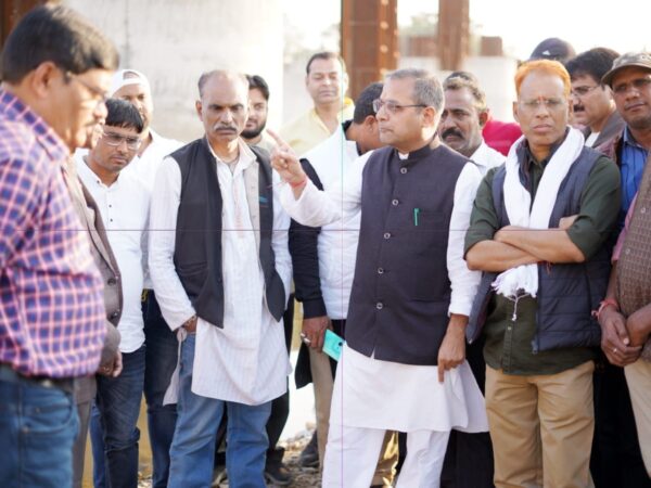 विधायक शैलेष पांडेय ने किया निर्माणाधीन बैराज निरीक्षण ,कार्यपालन अभियंता और ठेकेदार को जमकर फटकार लगाई, विधायक ने स्वयं स्थल पर बैठ वेल्डिग की