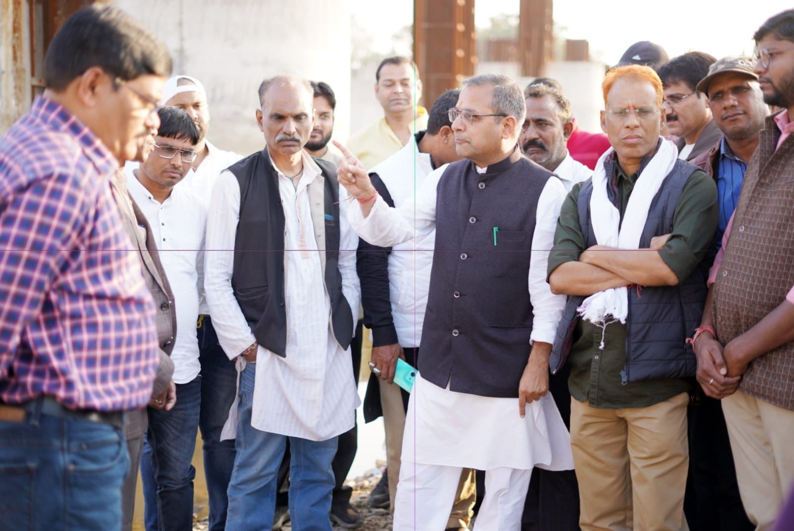 विधायक शैलेष पांडेय ने किया निर्माणाधीन बैराज निरीक्षण ,कार्यपालन अभियंता और ठेकेदार को जमकर फटकार लगाई, विधायक ने स्वयं स्थल पर बैठ वेल्डिग की