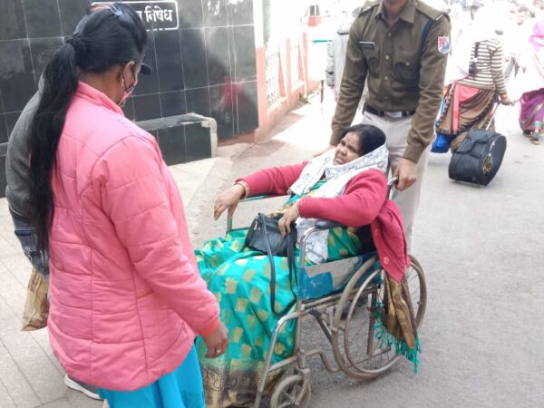 रेसुब बिलासपुर की मानवीय पहल स्टेशन में गिरकर आहत हुई एक महिला को उपचार हेतु सिम्स अस्पताल भेजा