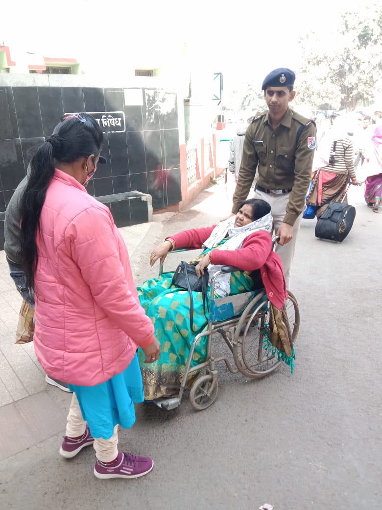 रेसुब बिलासपुर की मानवीय पहल स्टेशन में गिरकर आहत हुई एक महिला को उपचार हेतु सिम्स अस्पताल भेजा