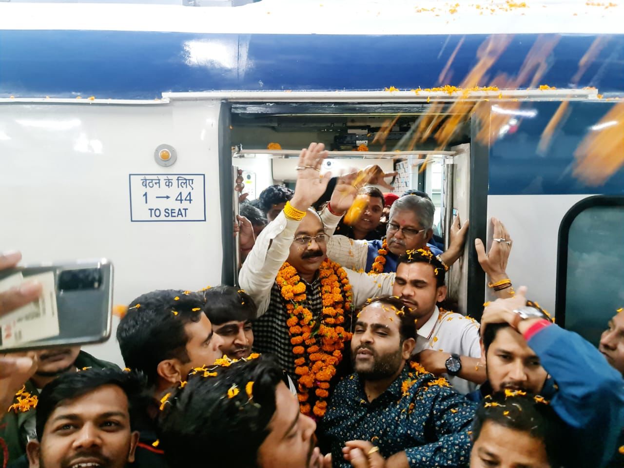 बिलासपुर पहुँचे वंदे भारत एक्सप्रेस ट्रेन से सवार होकर भाजपा प्रदेशाध्यक्ष अरुण साव