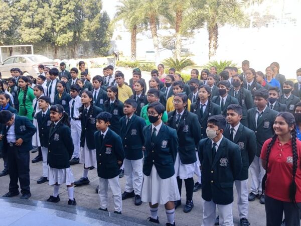 दिल्ली वर्ल्ड पब्लिक स्कूल के बच्चों को यातायात पुलिस दी ट्रैफिक नियमों की जानकारी…..