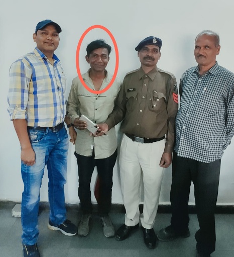 ऑपरेशन “यात्री सुरक्षा” के तहत,मंडल टास्क टीम, रेसुब रायपुर, व जीआरपी के साथ यात्री सामान की चोरी में संलिप्त लगेज लिफ्टर, मोबाइल चोर गिरफ्तार