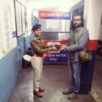 ऑपरेशन अमानत के तहत यात्री के ट्रेन में भूल गए हजारों का कैमरा को सुपुर्द किया गया