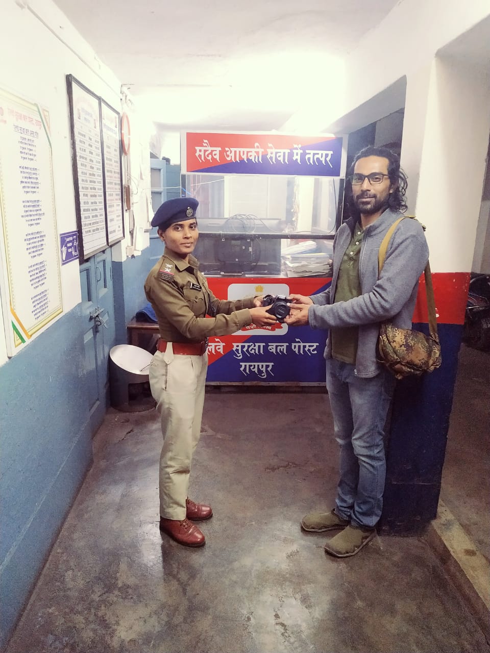 ऑपरेशन अमानत के तहत यात्री के ट्रेन में भूल गए हजारों का कैमरा को सुपुर्द किया गया