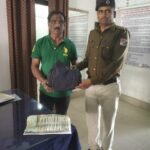 रेल सुरक्षा बल रायगढ ने पेश की ईमानदारी की मिसाल यात्री का ट्रेन में छूटा जैकेट में रखे हजारो रुपये बरामद यात्री को किया सूपुर्द