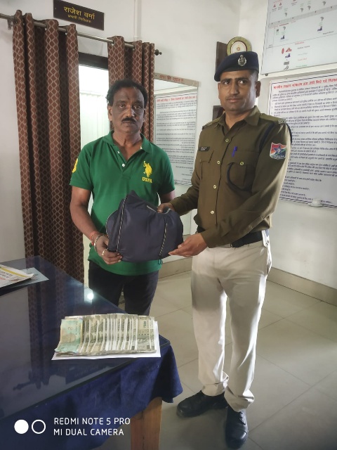 रेल सुरक्षा बल रायगढ ने पेश की ईमानदारी की मिसाल यात्री का ट्रेन में छूटा जैकेट में रखे हजारो रुपये बरामद यात्री को किया सूपुर्द