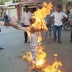 पठान फ़िल्म के विरोध में शिव सेना ने फूंका शाहरुख खान का पुतला