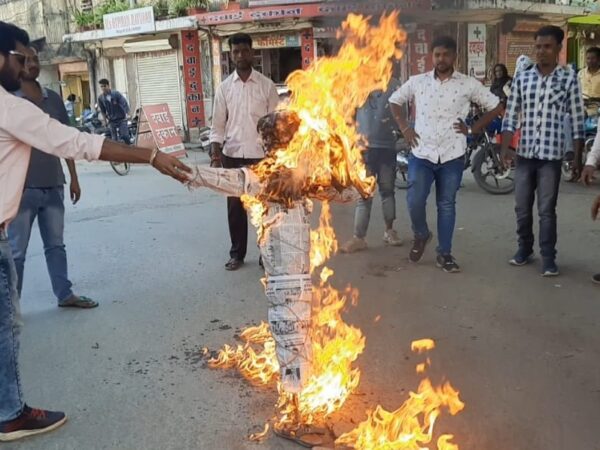 पठान फ़िल्म के विरोध में शिव सेना ने फूंका शाहरुख खान का पुतला
