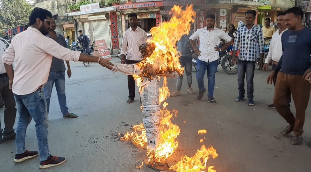 पठान फ़िल्म के विरोध में शिव सेना ने फूंका शाहरुख खान का पुतला