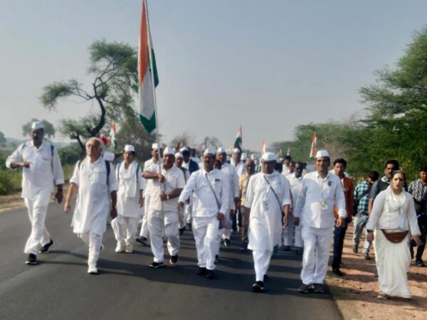 भारत जोड़ो पद यात्रा राजस्थान अलवर में राहुल गांधी की विशाल आम सभा में “सीपत के पूर्व विधायक चंद्रप्रकाश बाजपेयी” ने गीत गाकर पदयात्रियों का दिल जीता