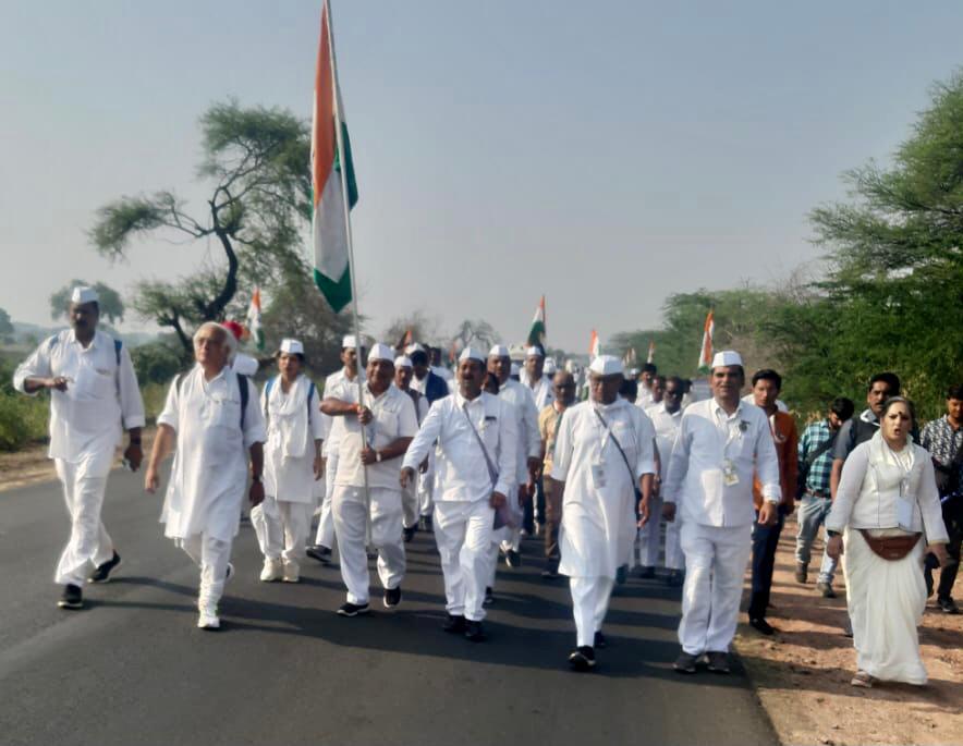 भारत जोड़ो पद यात्रा राजस्थान अलवर में राहुल गांधी की विशाल आम सभा में “सीपत के पूर्व विधायक चंद्रप्रकाश बाजपेयी” ने गीत गाकर पदयात्रियों का दिल जीता