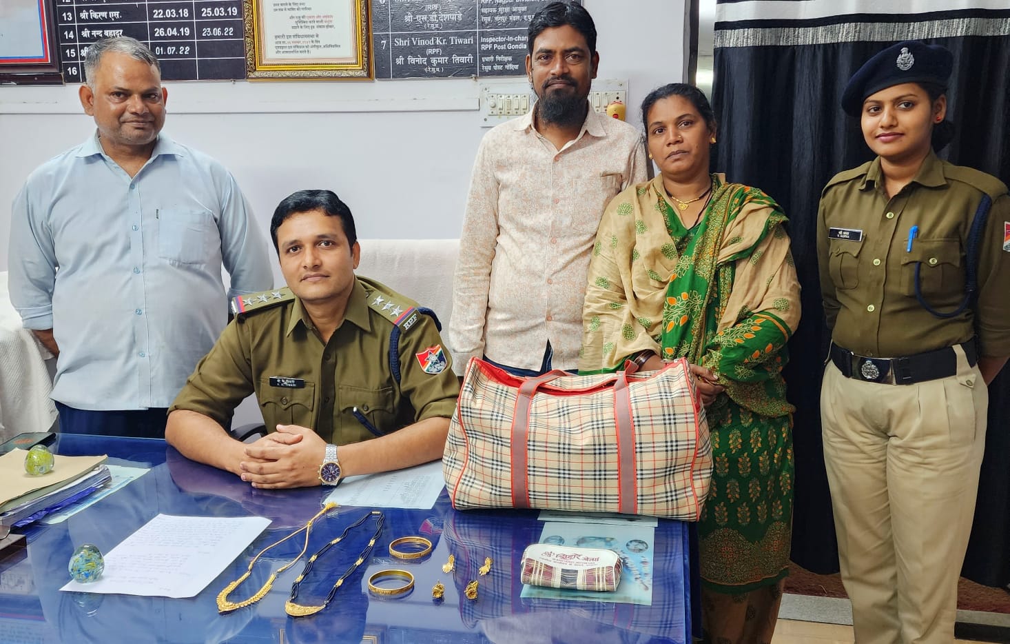 आखिर में आरपीएफ गोंदिया ने महिला का छुटा लाखों के सोने के जेवरों से भरा बैग ट्रेन से बरामद कर किया सुपुर्द
