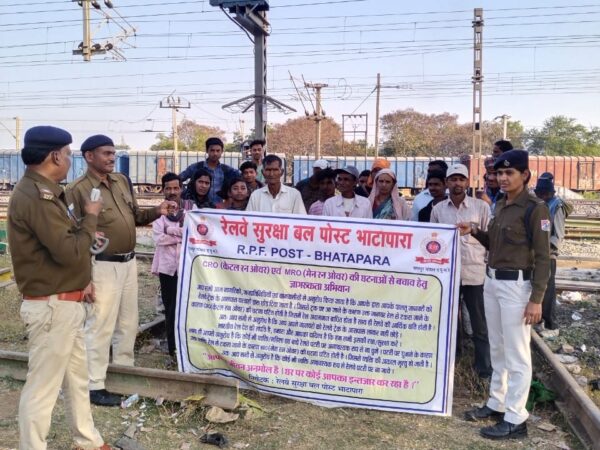 भाटापारा रेसुब का जनजागरूकता अभियान …………..हथबंद खपरी कला गाँव, बाजार गेट , सिद्धाबाबा गेट भाटापारा , निपानिया, दाधापारा एरिया में रेलवे लाइन के पास रहने लोगो को किया जागरूक