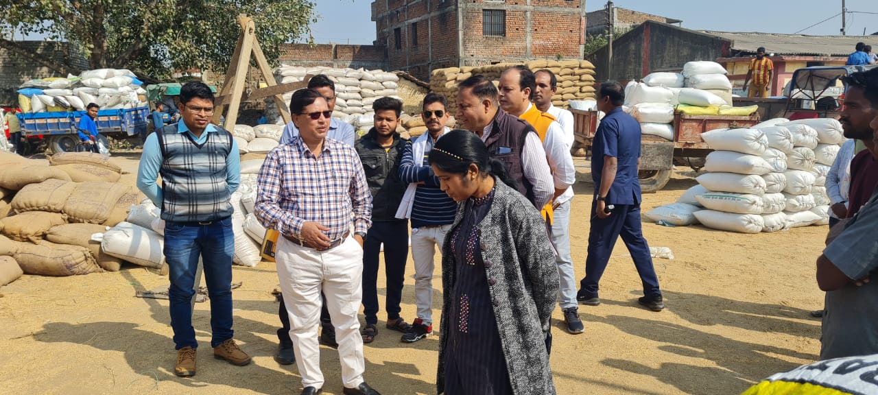 मस्तूरी विधायक ने किया महमंद धान खरीदी केंद्र का अचौक निरीक्षणपकड़ी गई अतिरिक्त धान खरीदी तो विधायक ने अधिकारियों को दिए कार्यवाही के निर्देश