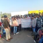 रेल सुरक्षा बल तिल्दा चौकी की अभिनव पहल … स्कूली बच्चों और लोगो को कर रहे है जागरुक