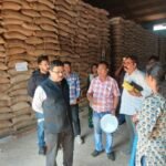 जिले के प्रभारी सचिव  निरंजन दास ने धान खरीदी केंद्रों का किया निरीक्षण,<br>सारंगढ़ स्थित उचित मूल्य दुकानों का किया निरीक्षण