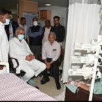 मुख्यमंत्री भूपेश बघेल  रामकृष्ण केयर अस्पताल में इलाज के लिए भर्ती वरिष्ठ विधायक सत्यनारायण शर्मा को देखने पहुंचे