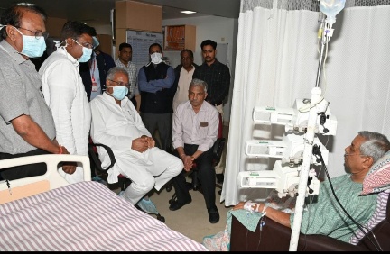 मुख्यमंत्री भूपेश बघेल  रामकृष्ण केयर अस्पताल में इलाज के लिए भर्ती वरिष्ठ विधायक सत्यनारायण शर्मा को देखने पहुंचे