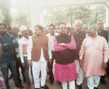 पूर्व मंत्री अमर अग्रवाल के नेतृत्व में सहारा जमाकर्ता और कार्यकर्ता मंच ने रैली निकालकर प्रशासन को ज्ञापन सौंपा