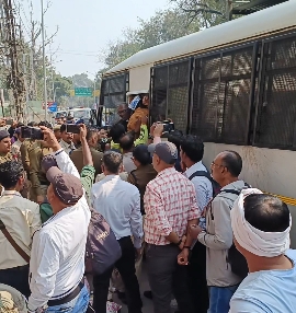 ब्रेकिंग न्यूज:बिलासपुर क्लेक्टर कार्यालय के समक्ष आप पार्टी धरना दे रहे कार्यकर्ताओ को गिरफ्तार कर जेल भेजा