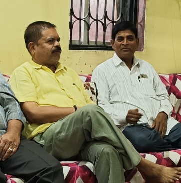 कुदुदंड वार्ड के हो रहे मध्यावधि चुनाव के दो राजनीति दुश्मन एक दूसरे का गर्मजोश स्वागत किया,नजारा बहुत रोचक रहा