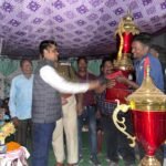 नववर्ष पर आयोजित क्रिकेट फायनल में मैच में पहुंचे विभाष<br>विजयी टीम को बधाई देकर उप विजेता टीम के खेल को सराहा