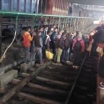 शालीमार ओखा सुपरफास्ट को ट्रैक पर उतरकर रोकने वाले 14 अज्ञात लोगों पर रेसुब ने अपराध दर्ज किया ट्रेन आधा घण्टा हुई लेट