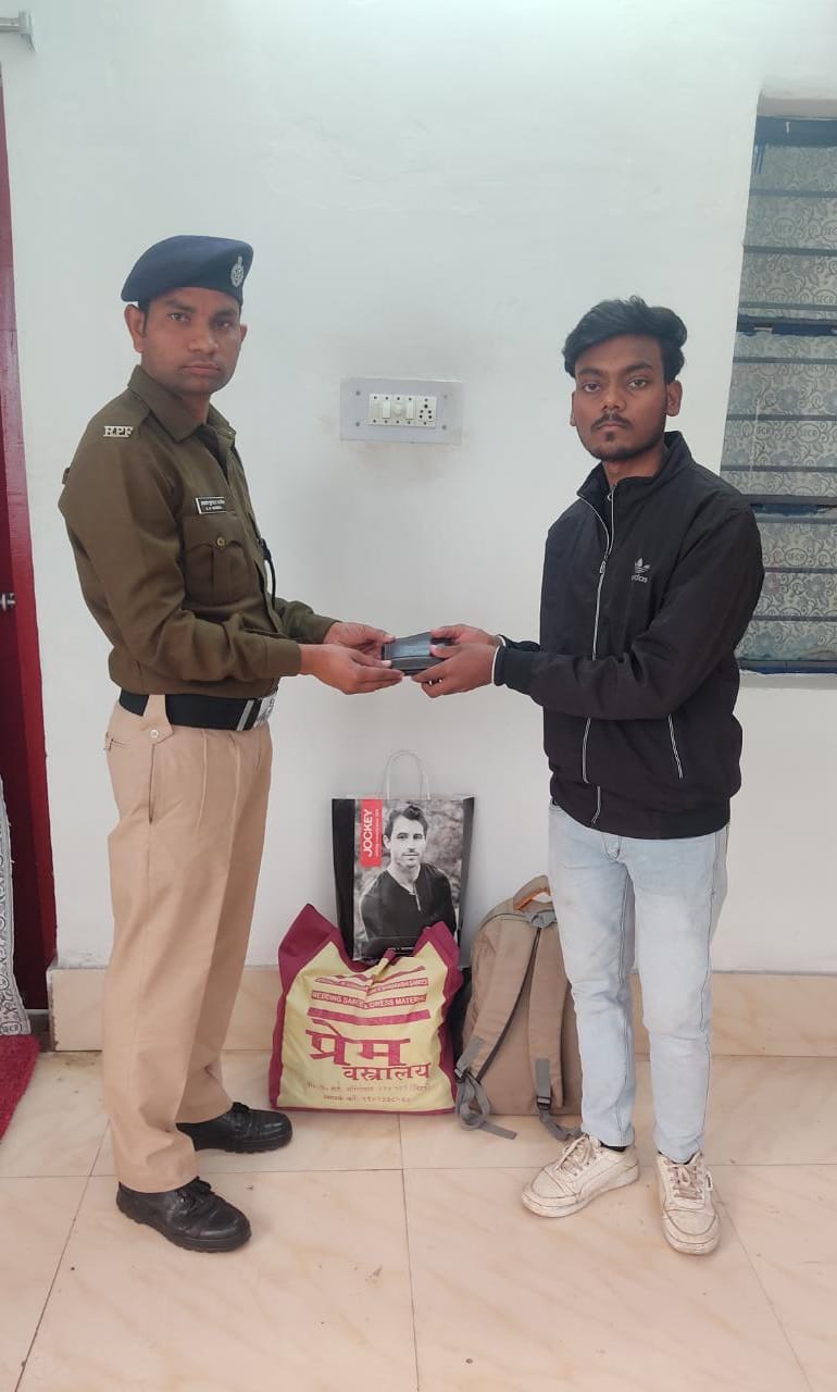 दानापुर ट्रेन में एसी कोच में यात्री का छूटा बैग रेसुब ब्रजराजनगर ने बरामद किया यात्री के परिचित को सौपा समान और नगद राशि