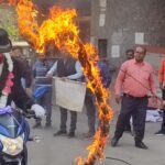 प्रेस क्लब उपाध्यक्ष संजय बहिदार ने हरी झंडी दिखाकर बाइक रैली को रवाना किया बिना धड़ का बाइक सवार जादूगर ने बाइक चलाकर शहर भ्रमण कर लोगो को किया अचंभित जादूगर आनंद ने दिया यातायात नियमों के पालन करने का संदेश