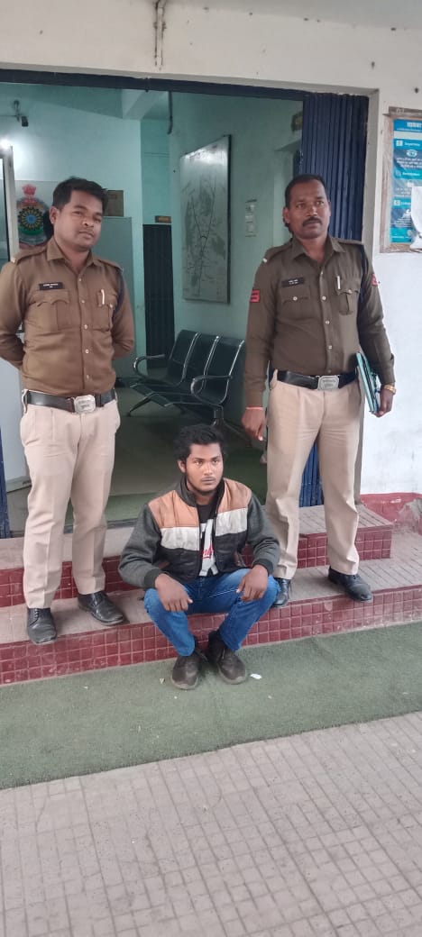 धारदार हथियार लहरा रहा युवक गिरफ्तार, #घरघोड़ा पुलिस की आर्म्स एक्ट की कार्रवाई…..