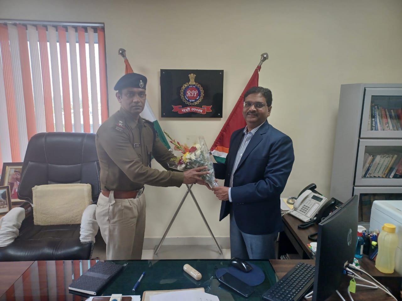 दपूमरे. में पदस्थ उप निरीक्षक एन. श्रीनिवास राव को राष्ट्रपति द्वारा गणतंत्र दिवस पर  भारतीय पुलिस पदक से सम्मानित किया जाएगा, महाप्रबंधक आलोक कुमार  एवम आई जी ए एन सिन्हा ने दी बधाई