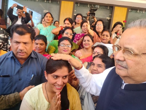 डॉ. रमन सिंह ने कुदुदंड की नवनिर्वाचित पार्षद श्रद्धा कमल जैन को आशिर्वाद दिया